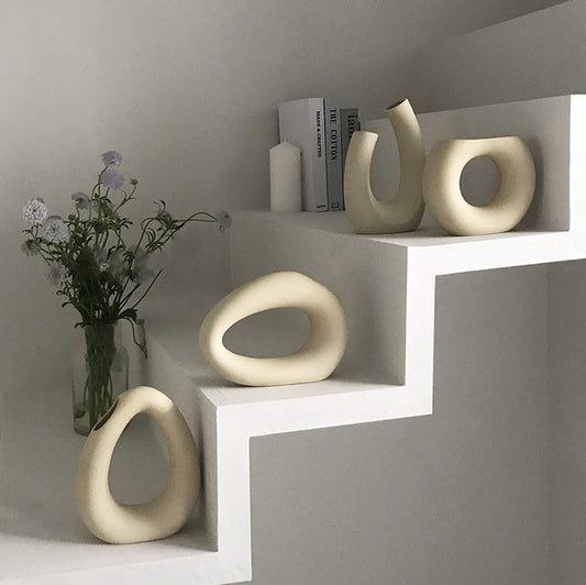 Elegant and elegant ceramic vase